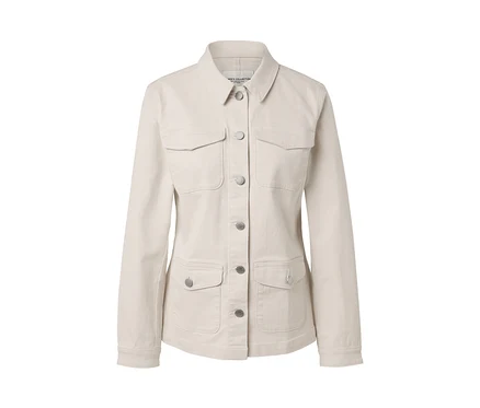 Cremefarbene Jeansjacke mit Cargo-Taschen und Knöpfen.