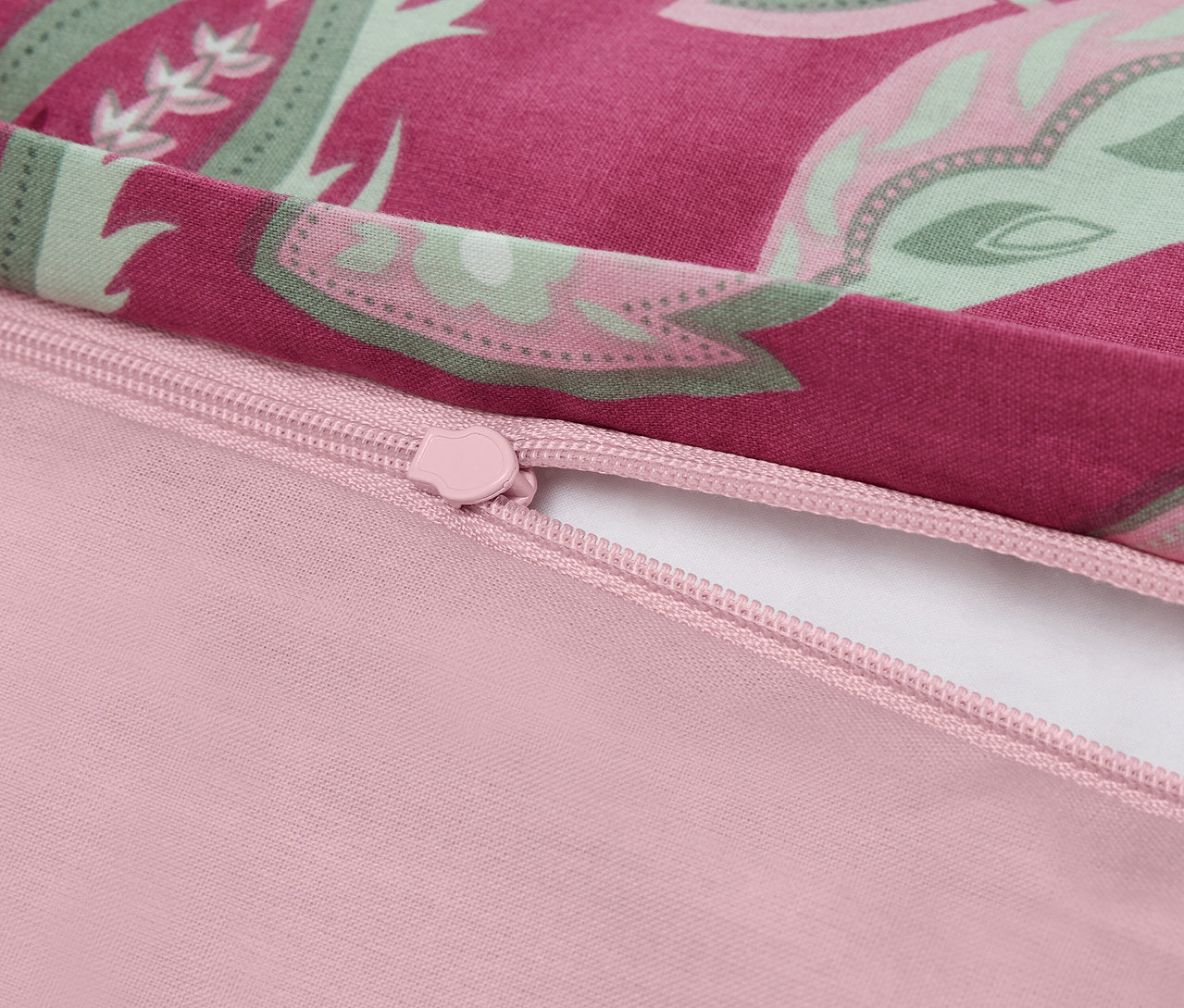 Detailansicht des Reißverschlusses am Polycotton-Bettwäsche-Set mit Paisley-Muster in Normalgröße.