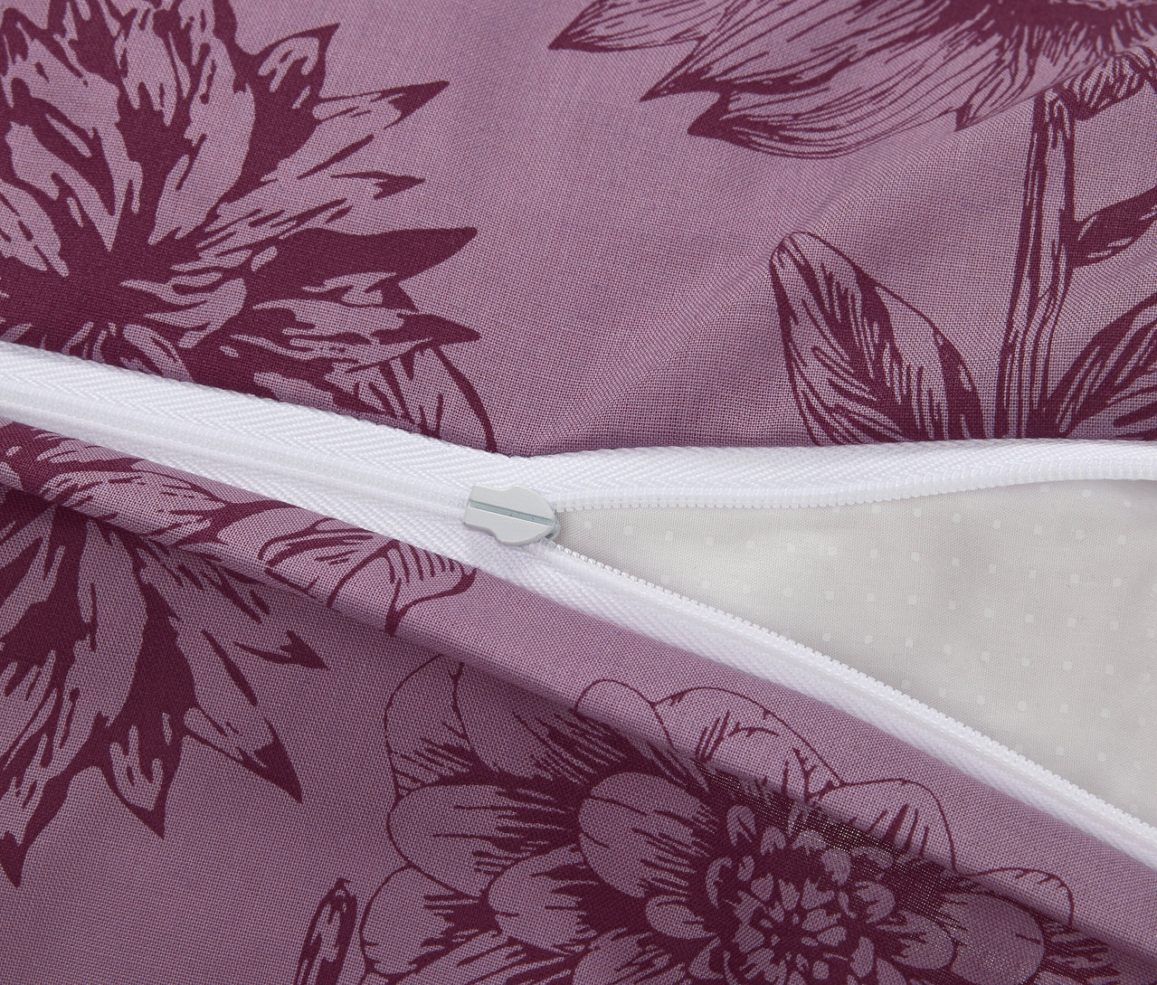 Detail einer lila Renforcé-Bettwäsche in Normalgröße mit Blumenmuster und Reißverschluss.
