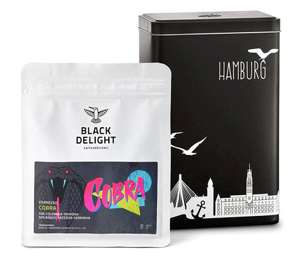 Eine Packung Black Delight Kaffee neben einer Hamburg Gestöber Dose.