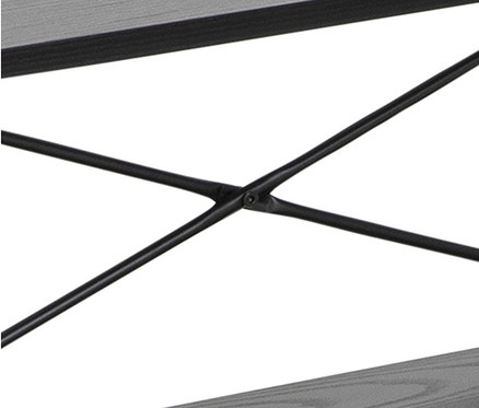 Detailaufnahme eines offenen Regals mit schwarzen Metallstreben.