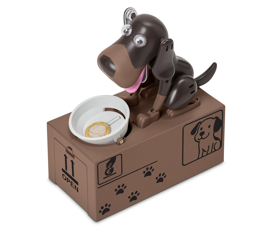 Braunes mechanisches Hundespielzeug spart Münzen in einer Schüssel.
