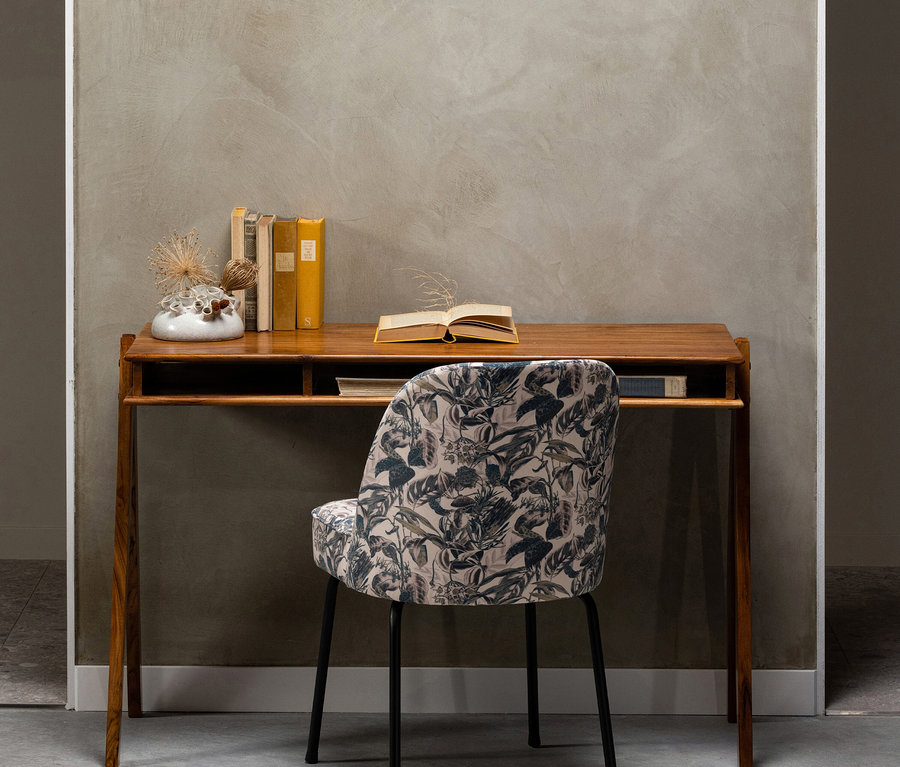 BePureHome Schreibtisch »Compartment«, braun mit gemustertem Stuhl und Büchern.