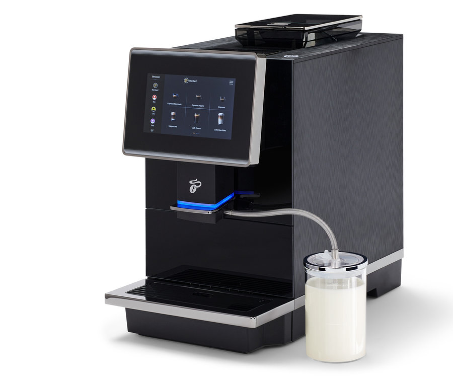 Der Profi-Kaffeevollautomat »Vario Pro« in Schwarz mit Milchbehälter steht auf einem weißen Hintergrund.