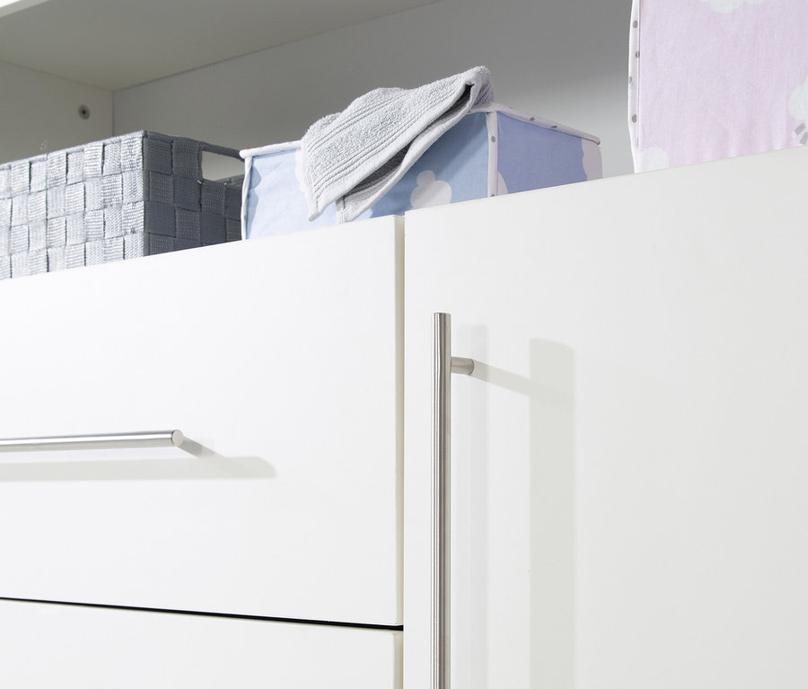 Detail eines weißen 3-türigen Schranks aus dem roba Kinderzimmer-Set »Maren« mit Aufbewahrungsboxen oben.