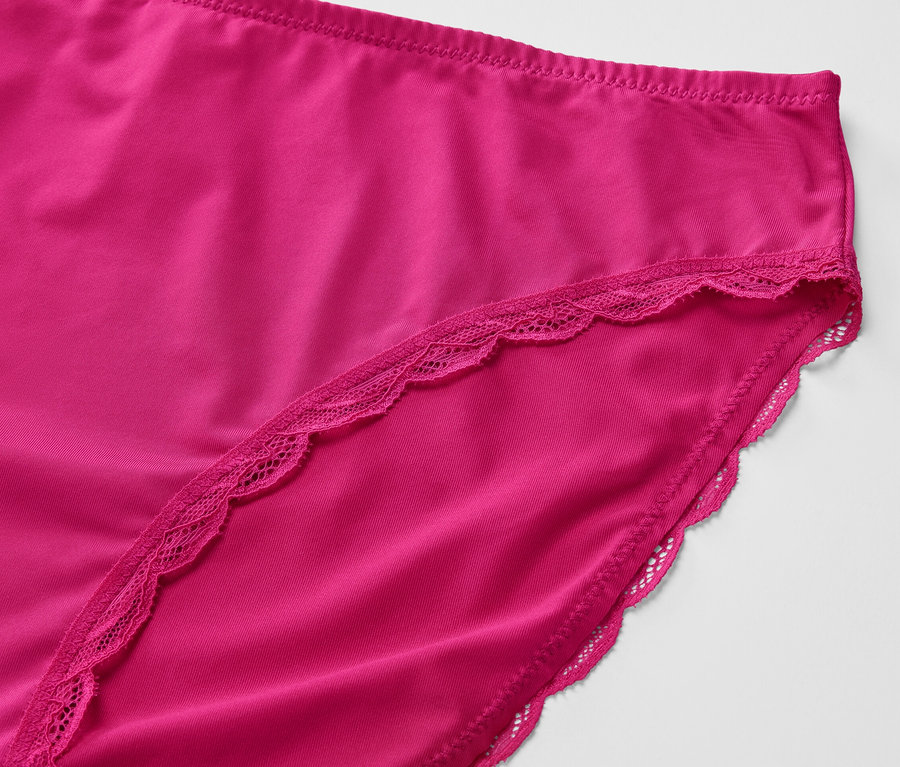 Detailansicht von 2 Slips, fuchsiafarben, mit Spitze.