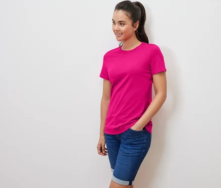 Frau posiert mit einem pinken T-Shirt.