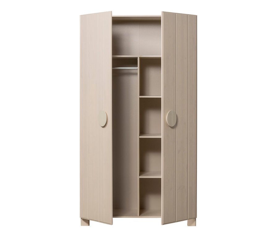 Geöffneter, zweitüriger Woood Schrank »Noah« in Kiefer Dust Farbe mit Regalen und Kleiderstange im Inneren.