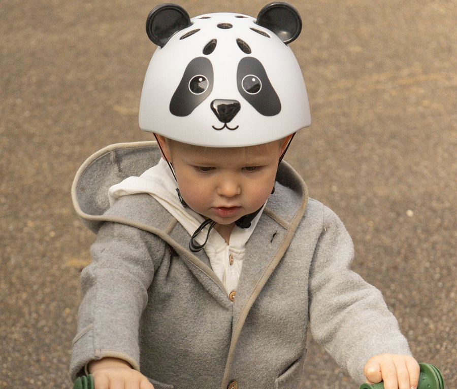 Kind auf Laufrad mit HUDORA Kinderhelm »Pandy«.