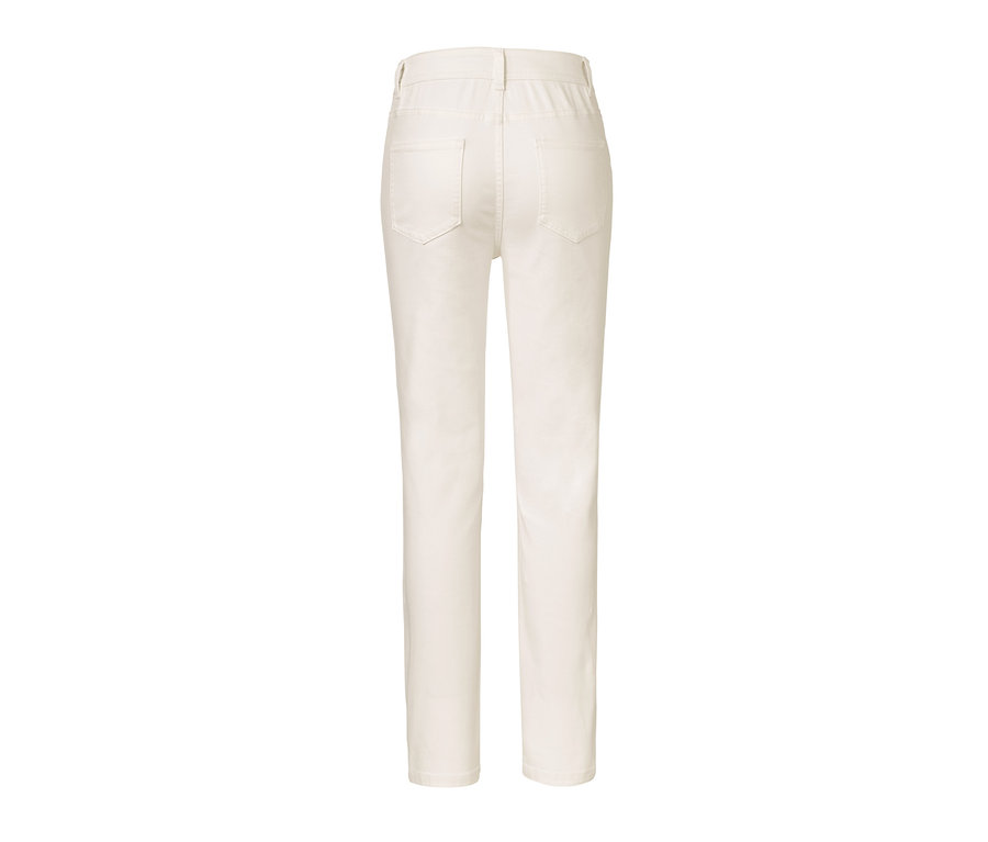 Detailansicht der Rückseite einer cremeweißen Slimfit-Jeans.