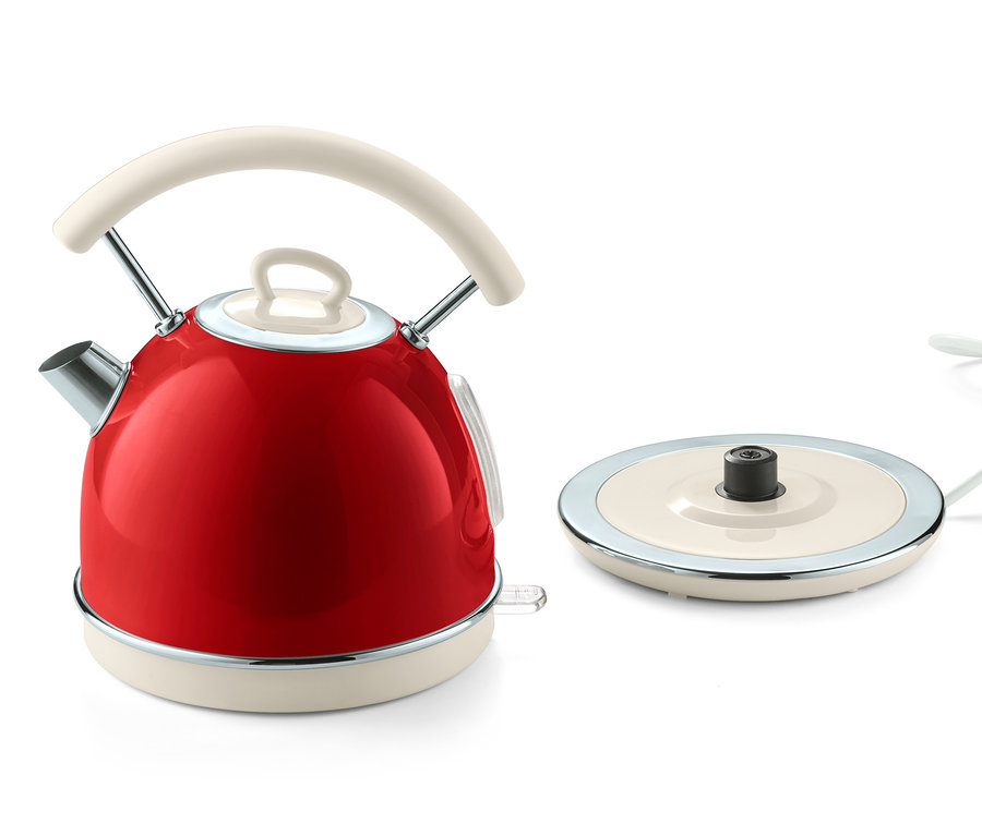 Ein roter Wasserkocher mit cremefarbenem Griff und Sockel.