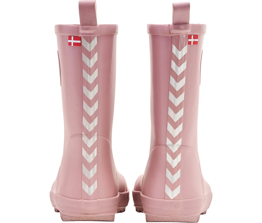 Ein Paar rosa Gummistiefel mit weißen Pfeilen und einer dänischen Flagge an der Seite.