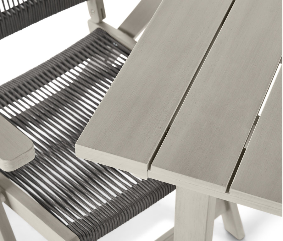 Detailaufnahme vom Dining-Set »Leira« mit Ausziehtisch und Stuhl mit grauem Geflecht.
