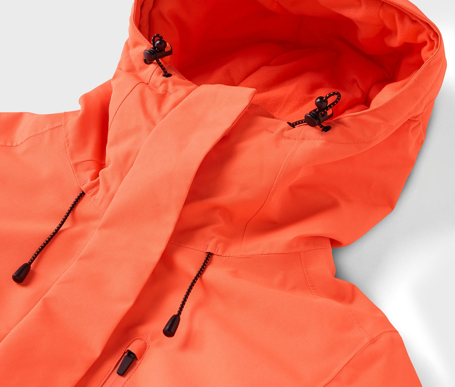 Detailaufnahme einer orangefarbenen Jacke mit Kapuze und Kordelzug.