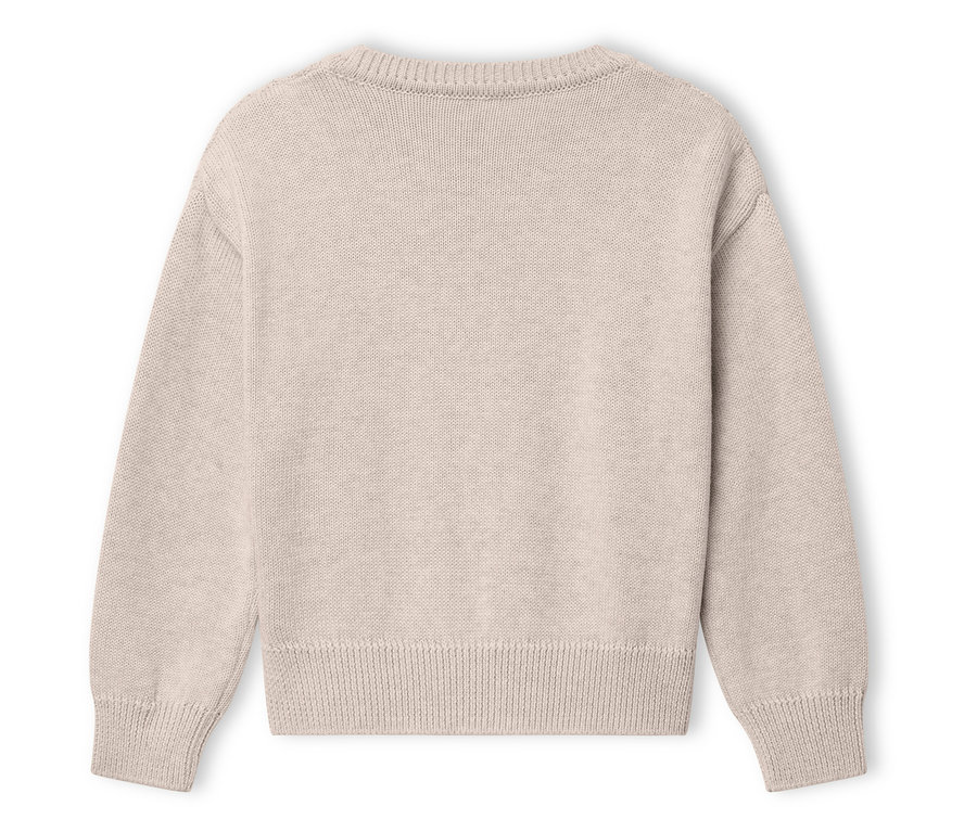 Ein beiger Pullover liegt auf einem weißen Hintergrund.