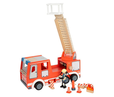 Ein hölzernes small foot Feuerwehrauto mit ausziehbarer Leiter und einer Spielfigur steht auf einem weißen Hintergrund.