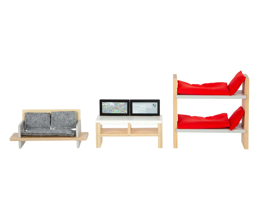 small foot Feuerwehrwache, groß, sowie ein Sofa, ein Tisch mit zwei Bildschirmen und ein Etagenbett sind vor einem weißen Hintergrund zu sehen.