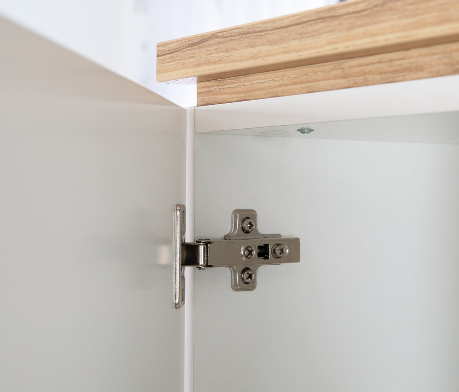 Detail eines Scharniers an einem weißen Schrank aus dem roba »Finn« Kinderzimmerset.