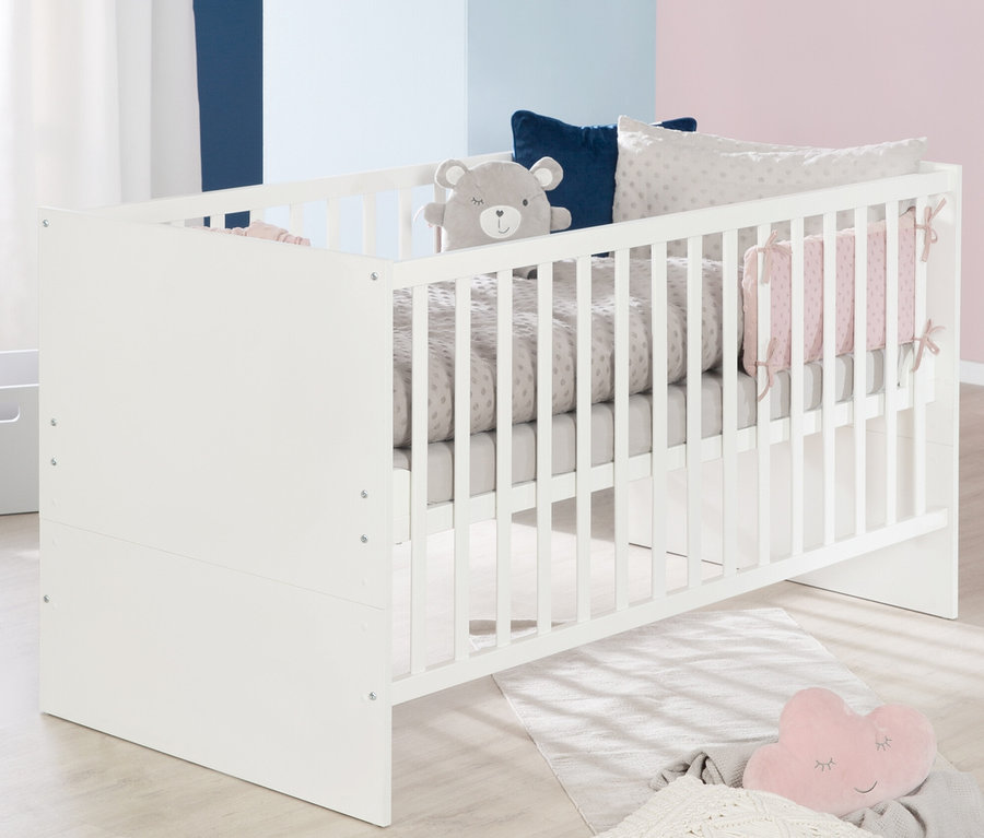 Weißes Kinderbett aus dem roba »Anton« Kinderzimmerset mit Kissen und Teddybär.