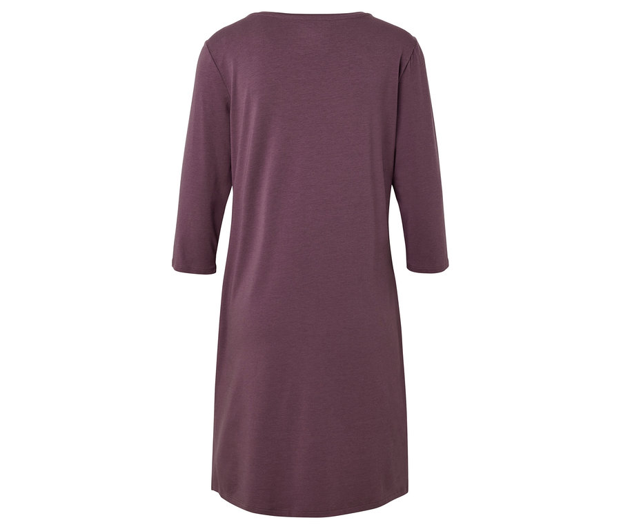 Ein weinrotes Kleid mit Dreiviertelärmeln.