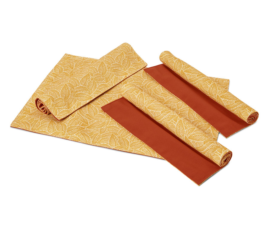 Ausgebreitete und zusammengerollte Tischsets mit Blattmuster und braune Tischsets auf weißem Hintergrund.