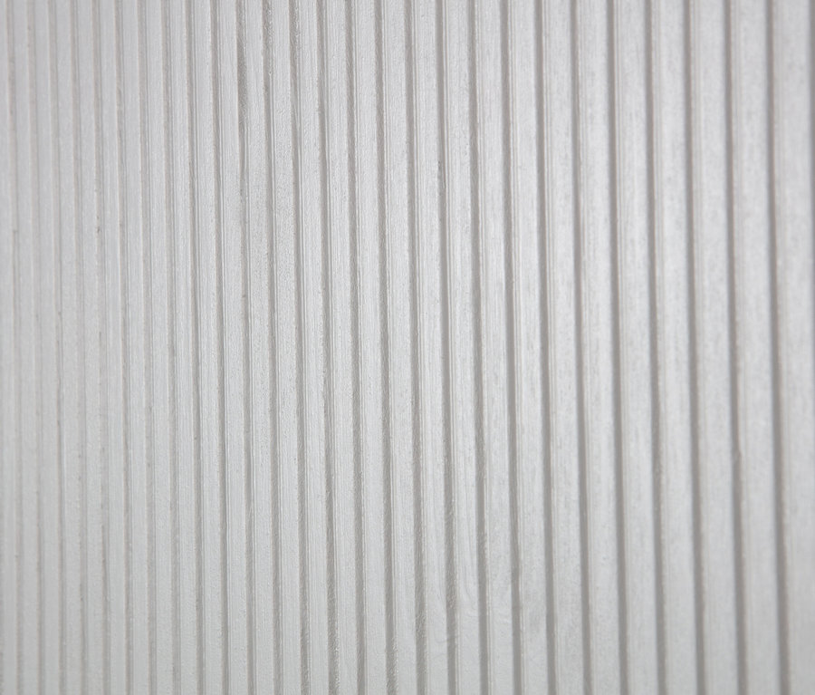 Detailaufnahme der strukturierten Oberfläche des Woood Garderobenschranks »Madu« in wolkengrau.