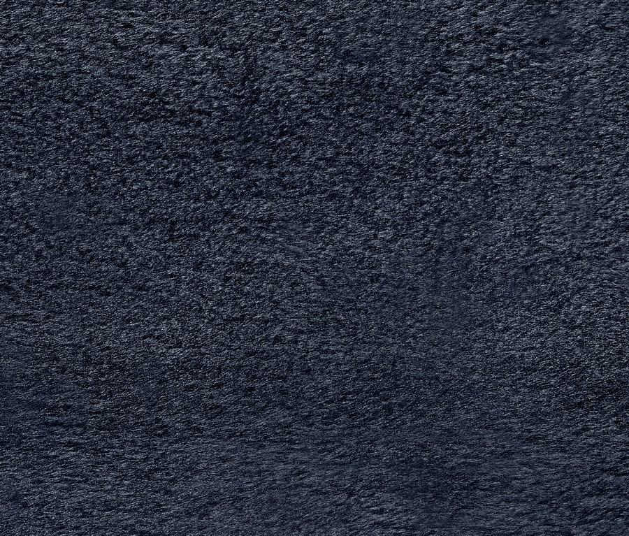 Nahaufnahme der Textur eines dunkelblauen Handtuchs.