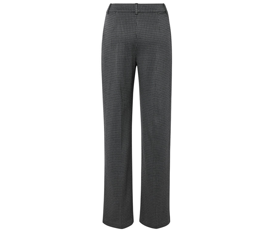 Schwarz-weiss karierte Hose.