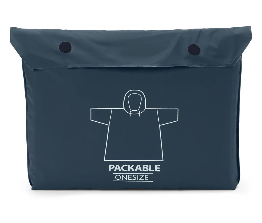 Dunkelblaue, verpackbare Regenjacke mit Kapuze, mit weißem Umriss eines Regenmantels und dem Schriftzug PACKABLE ONESIZE.