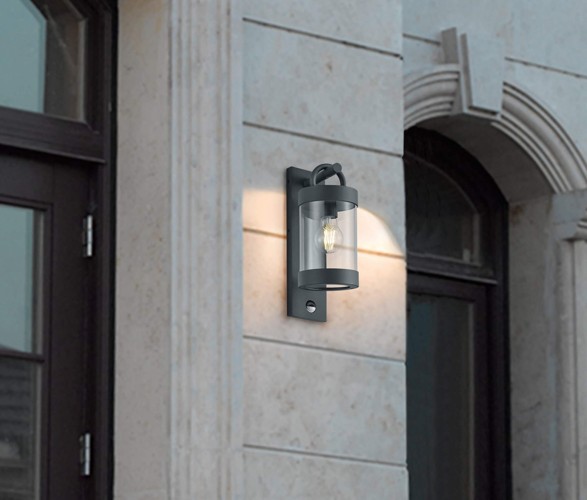 Trio Outdoor-Wandleuchte »Sambesi«, in Anthrazit an einer Wand.