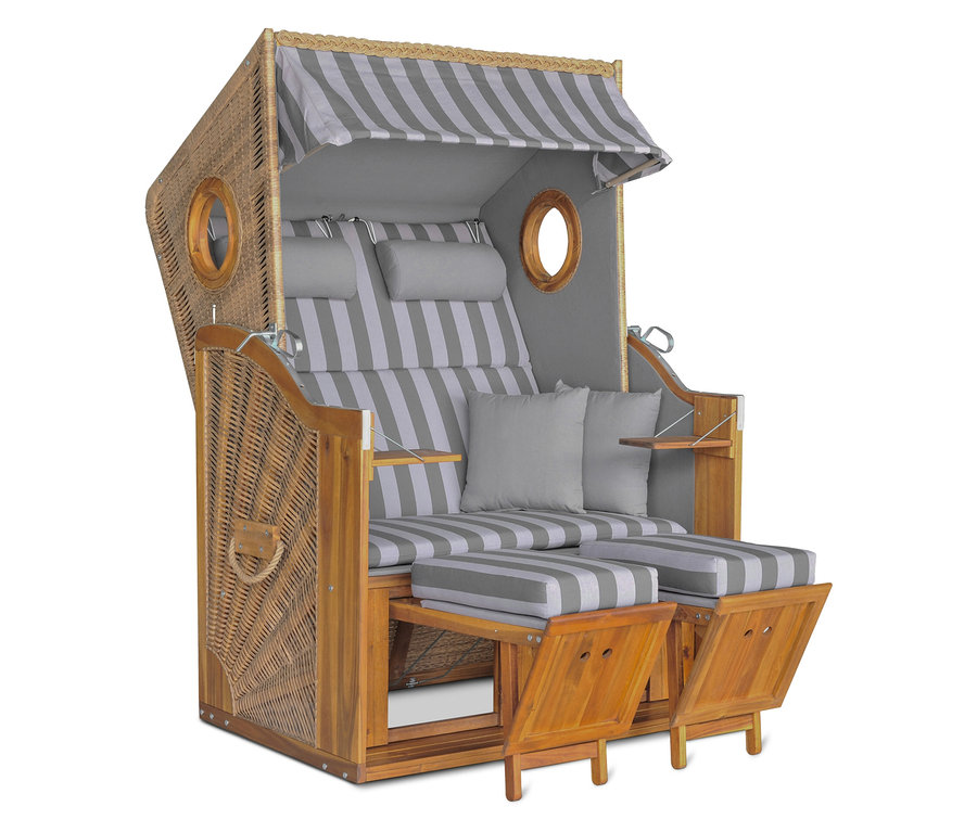 Ein DeVries Strandkorb, Akazie, XL mit grau-weiß gestreiften Polstern steht auf einem weißen Hintergrund.