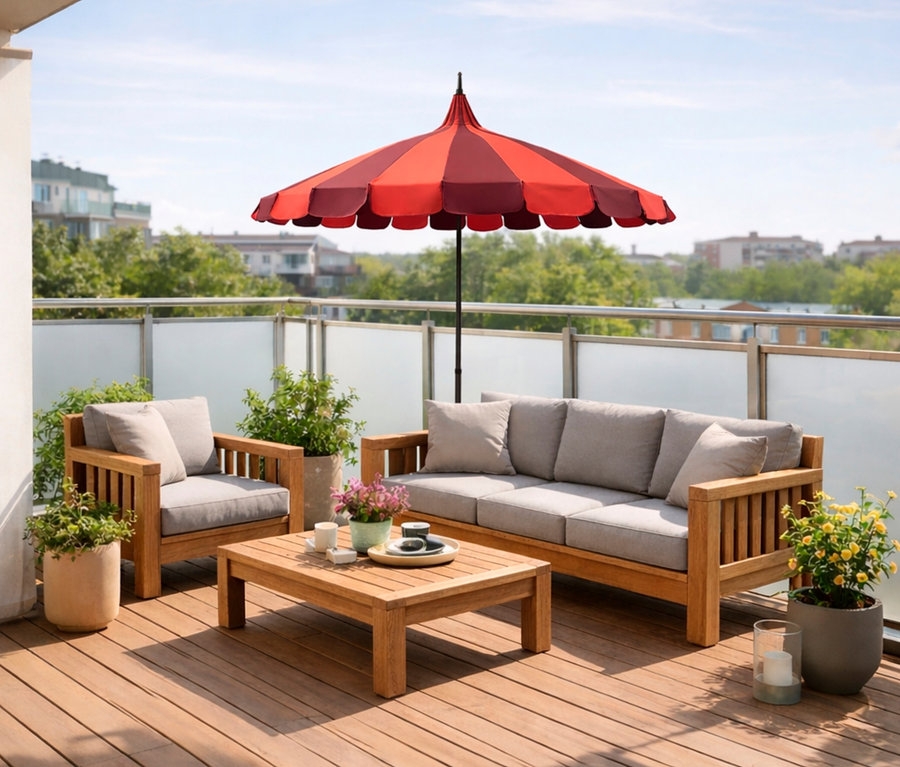 Auf einer Terrasse stehen ein Sofa, ein Sessel und ein Tisch aus Holz unter einem Leco Sonnenschirm (Ø 240 cm).