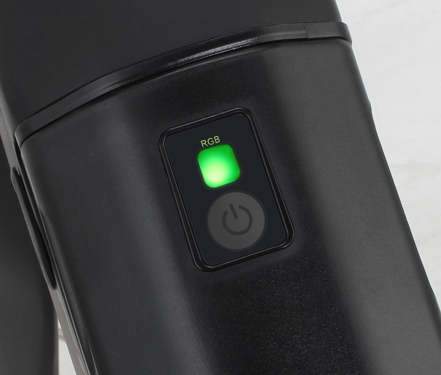 Nahaufnahme des Fischer Cita Agilo 2.0 Faltrad-Akkus mit grüner LED-Anzeige und Power-Button.