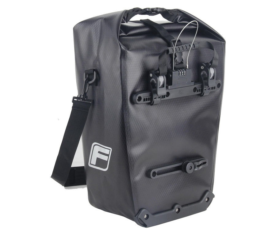 Die schwarze FISCHER Gepäckträgertasche PLUS+ Terra ist mit einem Tragegurt und einem Zahlenschloss ausgestattet.