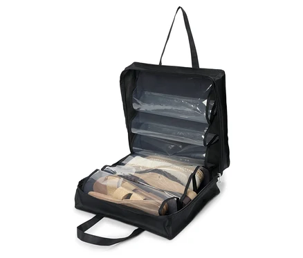 Offene, schwarze Schuhtasche mit transparenten Fächern, gefüllt mit verschiedenen Schuhen.