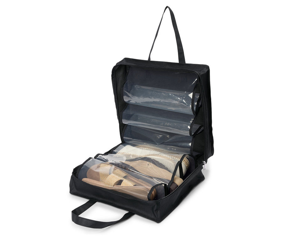 Offene, schwarze Schuhtasche mit transparenten Fächern, gefüllt mit verschiedenen Schuhen.