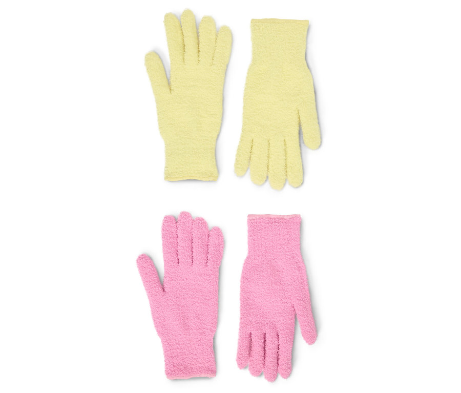 Zwei Paar Frottee-Handschuhe liegen auf einem weißen Hintergrund, ein Paar gelb und ein Paar pink.