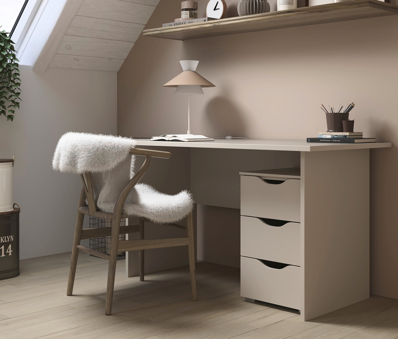 Beiger Schreibtisch »Frieda« mit Lampe und Stuhl mit Fellauflage in Dachzimmer.