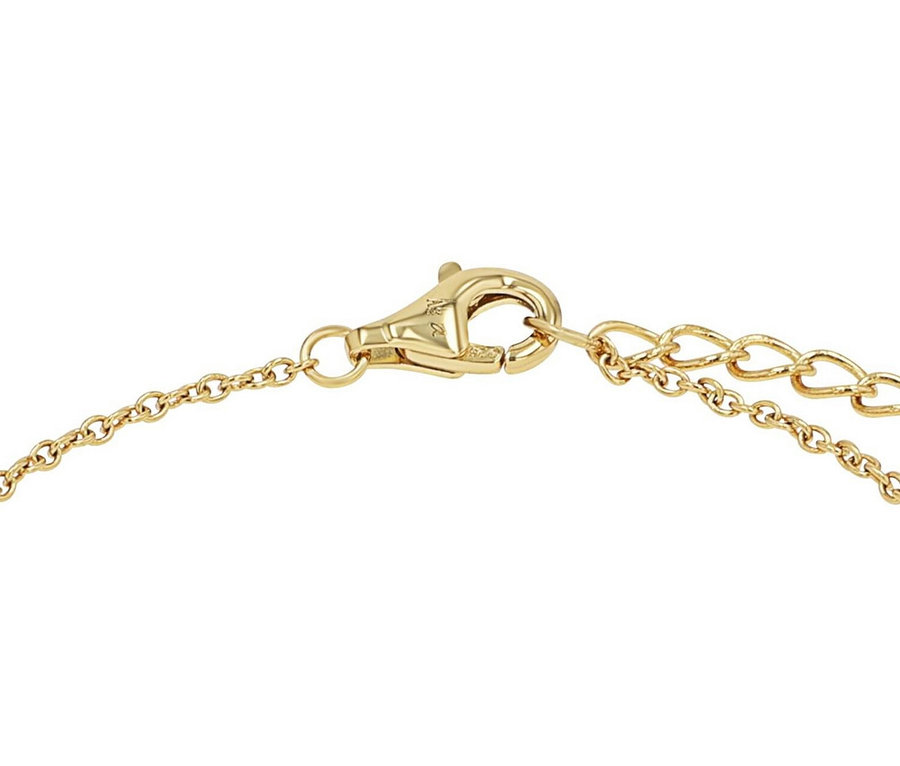 Nahaufnahme des Verschlusses und der goldenen Kette des Amor Armschmucks mit Herz-Motiv.