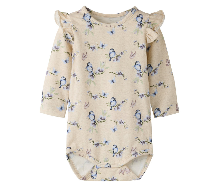 Der beige NAME IT Langarm-Body ist mit Vögeln, Schmetterlingen und Blumen bedruckt.