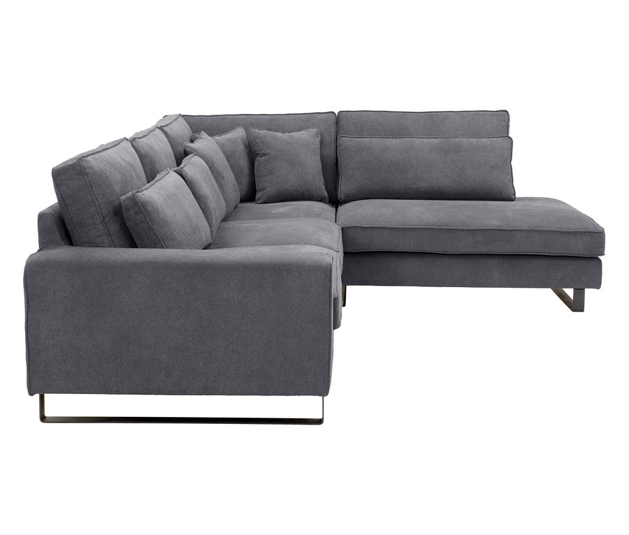 Graues Ecksofa mit mehreren Kissen auf schwarzem Metallfuß.