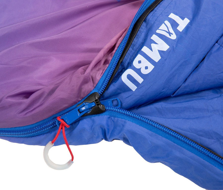 Nahaufnahme eines blauen Schlafsacks mit Reißverschluss und dem Wort "TAMBU" in Weiß.