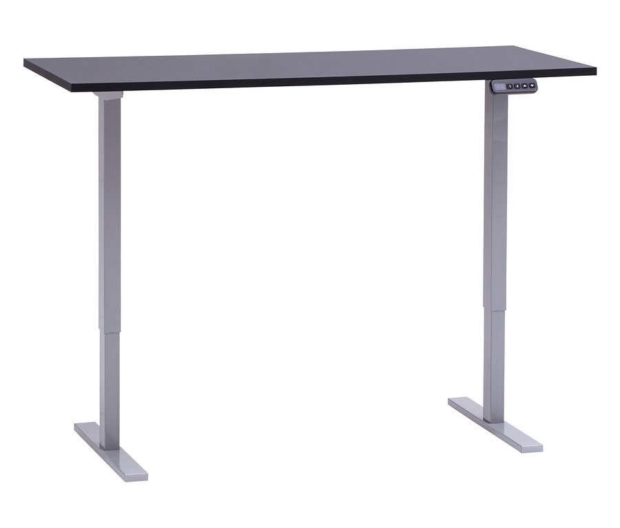 Ein höhenverstellbarer Schreibtisch mit einer schwarzen Tischplatte und silbernen Beinen steht im Raum.