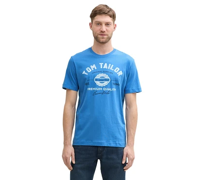 Mann trägt ein Tom Tailor T-Shirt mit Logo in Saphirblau und Jeans.