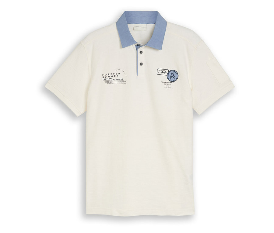 Cremefarbenes Poloshirt mit hellblauem Kragen, einer Knopfleiste mit zwei Knöpfen und mehreren Aufdrucken auf der Vorderseite, darunter „FOREVER SUMMER TROPICAL PARADISE“.