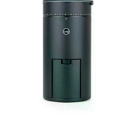 Ein mattschwarzer, zylindrischer Wilfa-Kaffee- oder Gewürzmahler steht auf einer weißen Oberfläche.