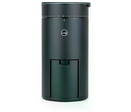 Schwarze zylindrische Wilfa Uniform Evo CG4B-S150 Kaffeemühle mit Waage, mit Mahlgradeinstellungen von 1 bis 28 oben und einem Ausgabefach vorne.