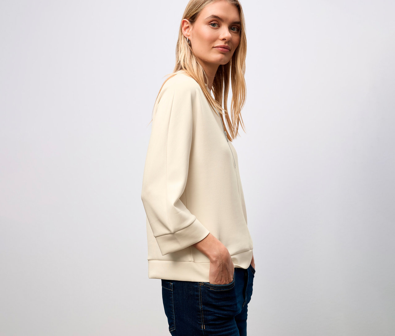 Frau trägt ein Street One T-Shirt aus Modalmix und Jeans.