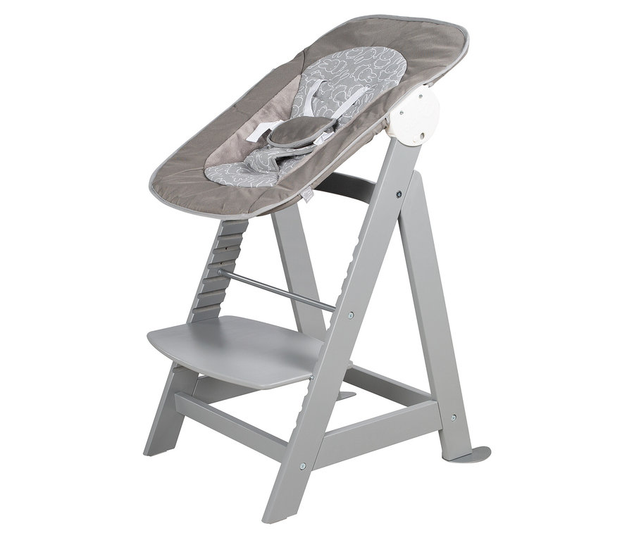 Ein grauer Hochstuhl mit einer Babywippe ist vor einem weißen Hintergrund zu sehen.