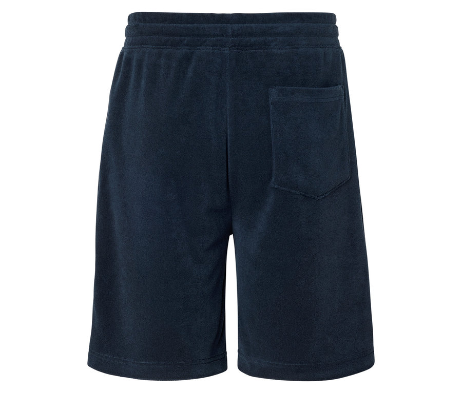 Nahaufnahme der Rückseite von marineblauen Shorts mit einer einzelnen Gesäßtasche.
